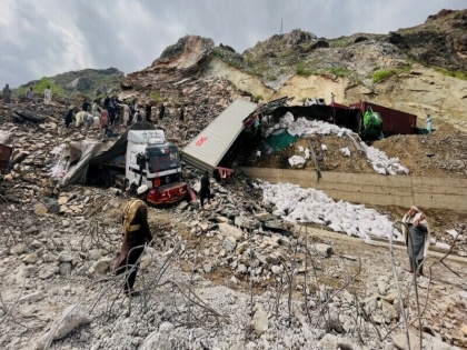 heavy landslide in Khyber Pakhtunkhwa province of Pakistan two Afghan civilians died | पाकिस्तान के खैबर पख्तूनख्वा प्रांत में भारी भूस्खलन के बाद 20 ट्रक जमीन में दबे, दो अफगान नागरिकों की हुई मौत