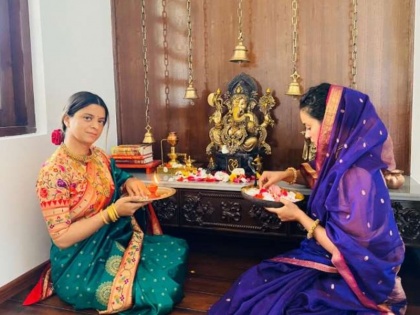 Rangoli Chandel's new home entrance amid lockdown, Kangna decorated sister like bride | लॉकडाउन के बीच रंगोली चंदेल का हुआ नया गृह प्रवेश, कंगना ने बहन को दुल्हन की तरह से सजाया