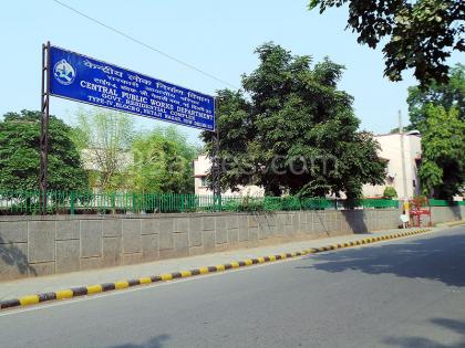 The government land lying vacant, the government will deploy a private agency to save the bungalows from occupation, otherwise a fine of Rs 1000 every day | खाली पड़ी सरकारी जमीन, बंगलों को कब्जे से बचाने के लिए सरकार निजी एजेंसी को करेगी तैनात, नहीं तो हर दिन 1000 रुपये का जुर्माना The government land lying vacant, the government will deploy a private agency to save the bungalows from occupation, otherwise a fine of Rs 1000 every day | खाली पड़ी सरकारी जमीन, बंगलों को कब्जे से बचाने के लिए सरकार निजी एजेंसी को करेगी तैनात, नहीं तो हर दिन 1000 रुपये का जुर्माना