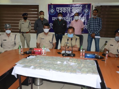 Madhya Pradesh bhopal Ujjain complainant stolen 10-12 lakh cash police recovered 33 | उज्जैन में खुलासा, फरियादी ने 10-12 लाख नकदी चोरी बोला था, पुलिस ने 33 Lakh बरामद किए