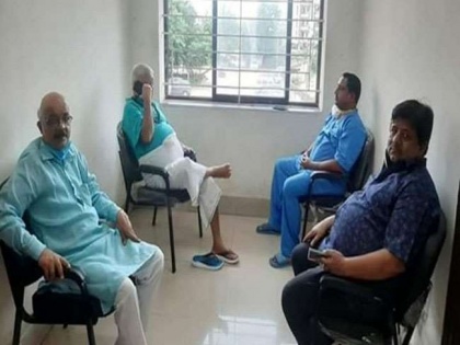 Bihar patna RJD Lalu Yadav jharkhand ranchi darbar fluently met visitors in rims hospital bjp claimed jail prison manual | चारा घोटालाः सजा काट रहे लालू प्रसाद यादव अस्पताल में लगा रहे दरबार, झारखंड में राजनीति तेज, भाजपा ने उठाई आवाज
