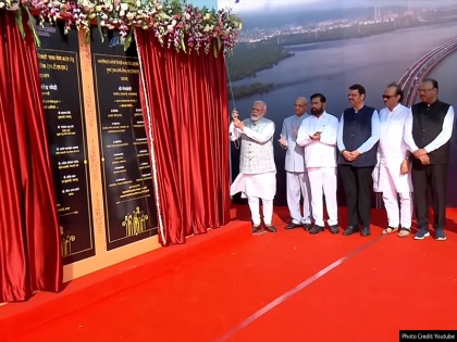 PM Modi in Maharashtra gift 30500 crore rupee PM Modi inaugurates Mumbai Trans Harbour Link MTHL longest sea bridge in country known as Atal Setu named after former PM Atal Bihari Vajpayee see video | PM Modi in Maharashtra: महाराष्ट्र को 30500 करोड़ रुपये का तोहफा, ‘अटल बिहारी वाजपेयी सेवरी-न्हावा शेवा अटल सेतु’ का उद्घाटन, देखें वीडियो