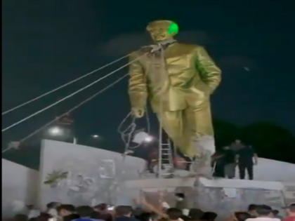 Bangladesh Protest Sheikh Mujib statue was pulled down bulldozer used watch video | Bangladesh Protest: शेख मुजीब की प्रतिमा के गले में रस्सी डाल कर गिराया गया, चला बुल्डोजर, ढाका में जमकर उत्पात, देखें वीडियो