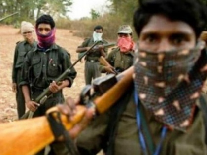 CPI Maoist zonal commander carrying Rs 10 lakh surrenders in Gumla | दस लाख के इनामी माओवादी भूषण यादव ने किया सरेंडर, खोली नक्सली संगठनों की पोल, बताया आत्मसमर्पण की वजह