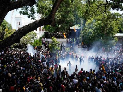 45 people were hospitalised one protester died in srilanka standoff | श्रीलंका: बिगड़ रहे हैं हालात, सुरक्षाबलों के साथ झड़प में अब तक 45 घायल, एक की मौत