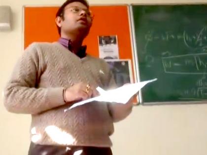 students prank professor mia khalifa attendance | जब टीचर ने लिया मिया खलीफा का नाम, ठहाकों से गूंज उठी पूरी क्लास, वायरल हुआ VIDEO