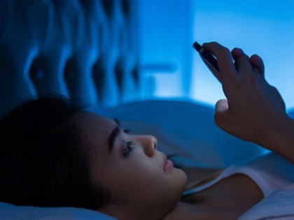 Blue Light from Your smartphone screens May Be Permanently Damaging Your Eyes how to prevent | स्मार्टफोन से निकलने वाली ब्लू लाइट बना सकती है अंधा, ये है बचाव का आसान तरीका