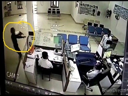 2 miscreants looted rajasthan pali SBI Bank in just 60 seconds accused helmets looted lakhs Watch video | देखें वीडियो: केवल 60 सेकंड में 2 बदमाशों ने लूटा SBI बैंक, हेलमेट में आए आरोपियों ने लूटे लाखों रुपए
