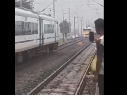 Viral Video Two trains collided on the same track in West Bengal | Viral Video: एक ही ट्रैक पर 2 ट्रेनों का हुआ आमना-सामना, मंजर देख दंग रह गए यात्री
