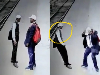 2 tte officials standing kharagpur railway station suddenyly ohe wire fell viral video | वीडियो: खड़गपुर रेलवे स्टेशन पर खड़े 2 टीटीई आपस में कर रहे थे बात, तभी एक अधिकारी के सिर पर गिरा हाईटेंशन तार और फिर....