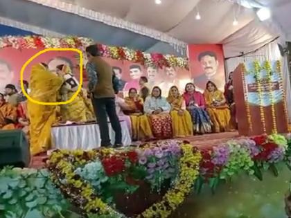2 women bjp leader chandraprabha tiwari neelam choubey fight on stage in mp panna district | देखें वीडियो: मंच पर ही भिड़ गई बीजेपी की 2 महिला नेता- हुईं हाथापाई, दावा-एक दूसरे को जड़ा गया थप्पड़ 2 women bjp leader chandraprabha tiwari neelam choubey fight on stage in mp panna district | देखें वीडियो: मंच पर ही भिड़ गई बीजेपी की 2 महिला नेता- हुईं हाथापाई, दावा-एक दूसरे को जड़ा गया थप्पड़