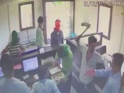 2.04 lakh sword robbery in Venkatarao Patil Kavle Non-Agriculture Credit Institutions Nanded district Maharashtra | Video: दिनदहाड़े तलवार लहराते हुए बदमाशों ने लूटा ऋण संस्थान, 2 लाख से भी ज्यादा पैसे लेकर चुटकियों में हुए फरार