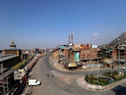 Article 370: Restrictions in many areas in Kashmir, deadlock continues on 36th day, schools remain closed and public transport is not seen on the roads | अनुच्छेद 370ः कश्मीर में कई इलाकों से हटीं पाबंदी, 36वें दिन गतिरोध जारी, स्कूल बंद रहे और सार्वजनिक परिवहन सड़कों पर नहीं दिखे