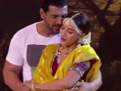 Madhuri dixit and john abraham dance on dhak dhak karne laga song | माधुरी दीक्षित को देखकर जॉन अब्राहम का दिल करने लगा 'धक धक', वायरल हो गया वीडियो