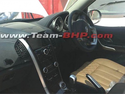 2018 Mahindra XUV500 facelift interior spied | सामने आई 2018 Mahindra XUV500 फेसलिफ्ट के इंटीरियर की तस्वीरें, जल्द होगी लॉन्च