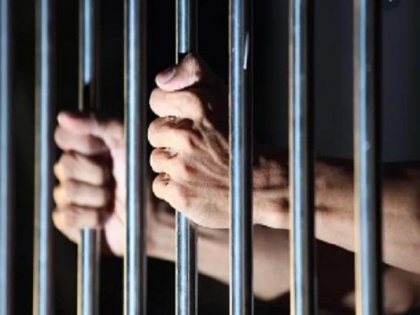 Struggle between two opposing groups of prisoners in Gorakhpur jail, hospitalized prisoner absconding in Basti | गोरखपुर जेल में कैदियों के दो विरोधी गुटों में जबरदस्त संघर्ष, बस्ती में अस्पताल में भर्ती कैदी फरार