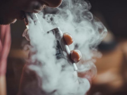 Modi government will soon ban e-cigarettes and nicotine flavored hookah | मोदी सरकार जल्द ही ई सिगरेट और निकोटिन के स्वाद वाले हुक्कों पर लगाएगी प्रतिबंध