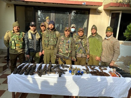 Jammu encounter Sidhra four terrorists killed Seven AK 47, three pistols and M4 rifle ammunition recovered security forces | जम्मू-श्रीनगर हाइवेः सिद्दड़ा इलाके में मुठभेड़ के बाद भारी हथियारों से लैस चार आतंकवादी ढेर, सात एके 47, तीन पिस्टल और एम4 राइफल बरामद