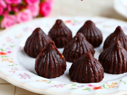 ganesh chaturthi 2018: try chocolate, coconut and different types of modak | गणेश चतुर्थी 2018: चॉकलेट और फ्राई, भगवान गणेश को लगाइए ये 5 तरह के मोदक का भोग