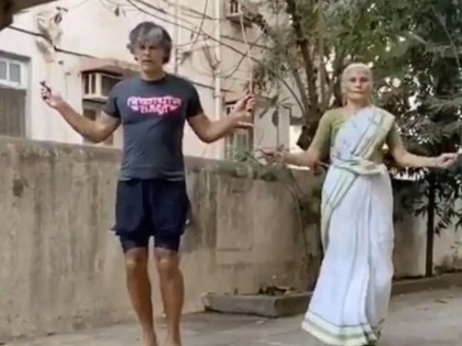 actor milind soman is skipping with his 81 year old mother | लॉकडाउन के बीच मिलिंद सोमन अपनी 81 वर्षीय मां के साथ स्किपिंग करते आए नजर, सोशल मीडिया पर छाया Video
