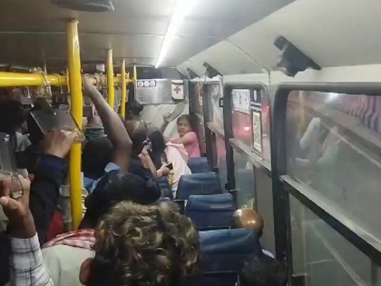 Bengaluru BMTC argument between two women passengers video viral | Viral: यात्रियों से भरी बस में दो महिलाओं ने किया 'जूता कांड' , देखें वीडियो
