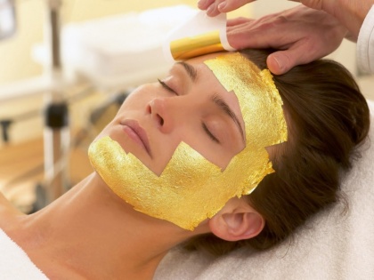 Karva Chauth Beauty Tips: Try gold facial at home in 9 easy steps | करवा चौथ पर चांद जैसा चमक उठेगा चेहरा, घर पर ट्राई करें गोल्ड फेशियल, 9 स्टेप्स