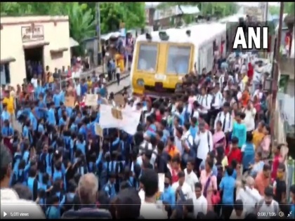 South 24 Parganas, West Bengal Students of a school stage protest & block railway tracks Watch Video | WB: शिक्षकों के अचानक तबादला होने पर स्कूली बच्चों ने प्रदर्शन कर रोकी रेल, पटरी पर उतरे सैकड़ों छात्र, देखें वीडियो