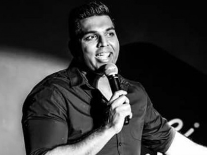 indian origin comedian manjunath naidu dies on stage while performing | स्टैंडअप कॉमेडियन की स्टेज पर ही हुई मौत, लोगों को लगा कर रहे हैं कॉमेडी