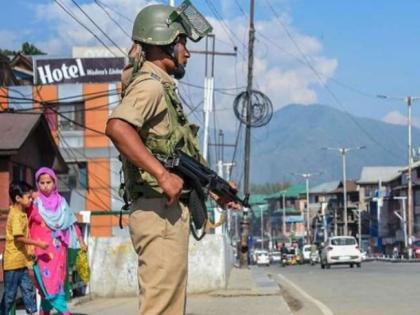 Article 370: Restriction in Kashmir from 65 days, children go to 'new school' with bags on their shoulders, special classes at home to complete the syllabus | अनुच्छेद 370ः 65 दिन से कश्मीर में पाबंदी, बच्चे कंधों पर बस्ता रख ‘नए स्कूल’ की ओर जाते हैं, घर में विशेष कक्षाएं ताकि पाठ्यक्रम पूरा हो Article 370: Restriction in Kashmir from 65 days, children go to 'new school' with bags on their shoulders, special classes at home to complete the syllabus | अनुच्छेद 370ः 65 दिन से कश्मीर में पाबंदी, बच्चे कंधों पर बस्ता रख ‘नए स्कूल’ की ओर जाते हैं, घर में विशेष कक्षाएं ताकि पाठ्यक्रम पूरा हो
