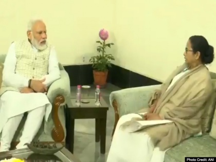 PM Narendra Modi meets West Bengal CM Mamata Banerjee in Kolkata. PM in Kolkata to take part in 150th anniversary celebrations | पश्चिम बंगाल: कोलकाता में पहुंचे PM मोदी, राजभवन में CM ममता बनर्जी ने की मुलाकात