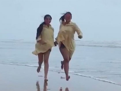 Bhojpuri actress anjana singh akshara singh in hot pants | Video: सागर किनारे हॉट पेंट्स में नजर आईं अक्षरा और अंजना सिंह, ऐसे मनाया फ्रेंडशिप डे