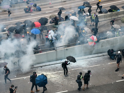 Police shower water and release tear gas shells at supporters of democracy in Hong Kong | हांगकांग में लोकतंत्र समर्थकों पर पुलिस ने पानी की बौछारें की और आंसू गैस के गोले छोड़े
