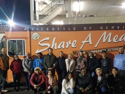 Sikh-American couple starts food truck service to feed homeless | अमेरिका में सिख-अमेरिकन कपल का जलवा, बेघरों को खाना खिलाने के लिए फूड ट्रक सर्विस की शुरुआत की
