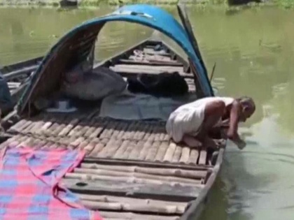 West Bengal: An elderly man from Nadia Dist has quarantined himself on a river boat | कोरोना वायरस के कारण नाव पर रहने को मजबूर हुआ 60 साल का युवक, जानें क्या है पूरा मामला