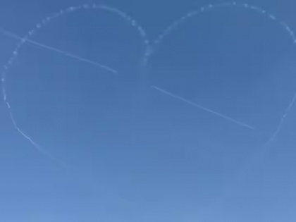 3 fighter jets in the blue sky made hearts like this Aero India 2023 PM Modi clapped watch video | एयरो इंडिया 2023: नीले आसमान में 3 लड़ाकू विमानों ने ऐसे बनाया दिल, कारनामा देख पीएम मोदी ने बजाई ताली, देखें वीडियो