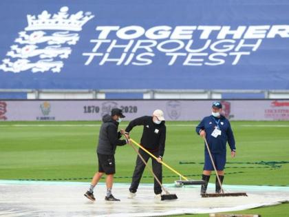 इस मैच के दौरान बारिश ने बार-बार दखल दिया।