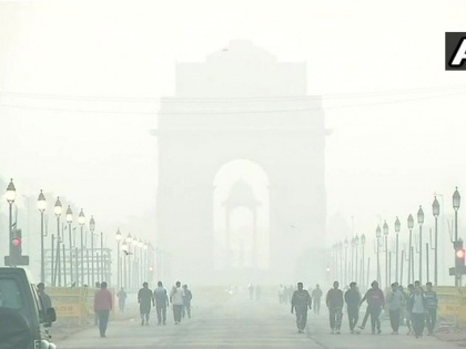 Smoke in Delhi-NCR, smoke is very bad, mist all around, mountain of firecrackers | दिल्ली-एनसीआर में धुआं ही धुआं, हवा बेहद खराब, चारों ओर धुंध, पटाखों का पहाड़
