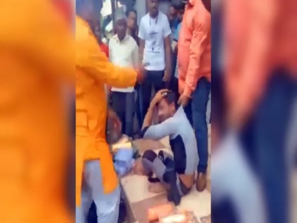 bangle seller thrashed indore assailants claim molesting women customers | महिला के साथ छेड़खानी के आरोप में भीड़ ने चूड़ी विक्रेता को पीटा, कांग्रेस नेता ने मामले में पुलिस लापरवाही का लगाया आरोप