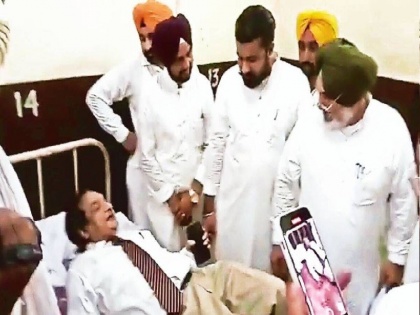 Punjab minister asked Faridkot medical college and hospita VC to lie on dirty bed | पंजाब: स्वास्थ्य मंत्री ने कुलपति को गंदे बेड पर लिटाया, नाराज कुलपति ने दिया इस्तीफा