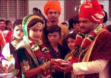 Patidar leader Hardik Patel, married with his childhood friend Kanjal Parikh on sunday | शादी के बंधन में बंधे पाटीदार नेता हार्दिक पटेल, बचपन की दोस्त किंजल पारिख बनीं दुल्हनियां