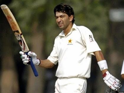 पाकिस्तान के हसन रजा ने 1996 में 14 साल 227 दिन की उम्र में पदार्पण किया था।