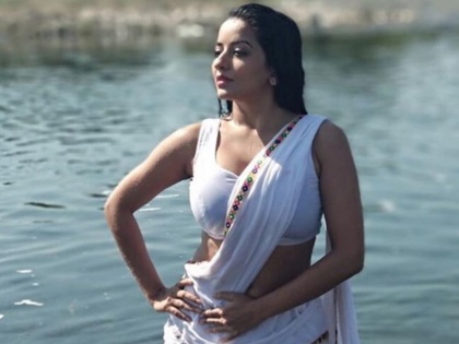bhojpuri actress monalisa share her photo in a white saree, looking so hot | जब सफेद साड़ी पहनकर पूल में अटखेलियां करती दिखी भोजपुरी फेम मोनालिसा, देखें उनका हॉट अंदाज