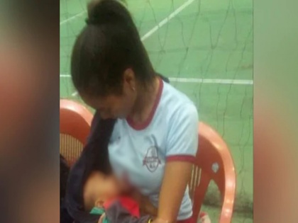 Mizoram Volleyball Player Breastfeeds Baby In Break | लाइव मैच में महिला खिलाड़ी ने नवजात को पिलाया दूध, Viral हुई तस्वीर