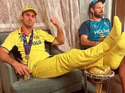 ind vs aus final cricketer mitchell marsh Sitting with feet on the World Cup trophy | IND VS AUS FINAL: मिशेल मार्श ने विश्व कप ट्रॉफी के साथ की गंदी हरकत, भारतीय फैंस का फूटा गुस्सा