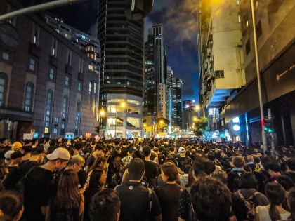 Hong Kong: An atmosphere of chaos, metro station closed, rail line suspended, dozens of buses canceled, protests continue for five months | हांगकांगः अराजकता का माहौल, मेट्रो स्टेशन बंद, रेल लाइन निलंबित, दर्जनों बस रद्द, पांच महीने से जारी है प्रदर्शन