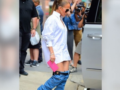 Jennifer Lopez wears Versace denim boots | जेनिफर लोपेज ने पैंट की जगह पहने डेनिम जूते, तस्वीरें देखकर चकरा जाएगा आपका दिमाग