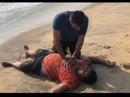 Indian Naval officer rescues man from drowning at Kerala beach; wins praise online | भारतीय नौसेना अफसर ने केरल में डूबते हुए शख्स की बचाई जान, तस्वीर देख सोशल मीडिया पर हो रही है खूब तारीफ