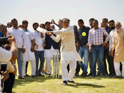 Shivraj Singh Chouhan became a batsman in the playground madhypradesh bjp 400 seats loksabha election 2024 | Shivraj Singh Chouhan: 'खेल के मैदान में मामा बन गए बल्लेबाज, लगाया जोरदार शॉर्ट, देखें वीडियो