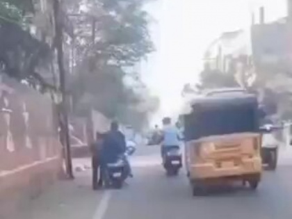 Hyderabad video viral petrol bike ran out of petrol | Viral Video: बाइक से नहीं उतरा कस्टमर, धक्का लगाता रहा चालक, देखें वीडियो
