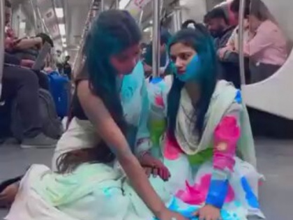 DELHI METRO VIDEO VIRAL 2 Girls Performing Goliyon Ki Raasleela Ram-leela Ang Laga De | Delhi Metro Holi Video Viral: 'गाल में गुलाल' और 'दो लड़कियों की बेशर्म हरकत' वीडियो वायरल